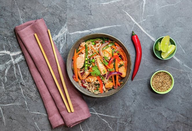 Wok med laks og sesongens grønnsaker