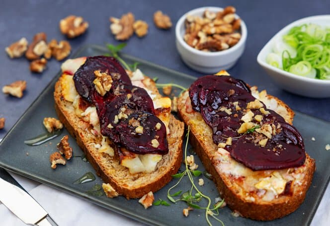 Toast med chevre og rødbeter