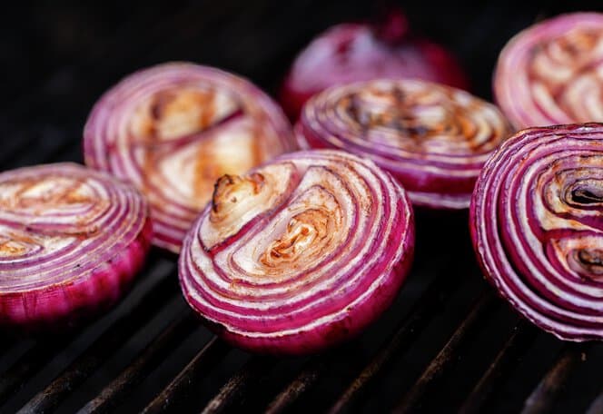 Grillet rødløk