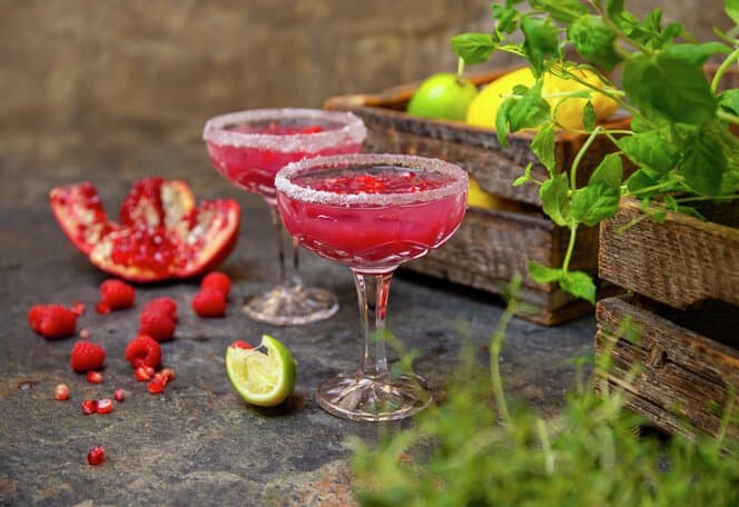 Julemocktail med bringebær og granateple