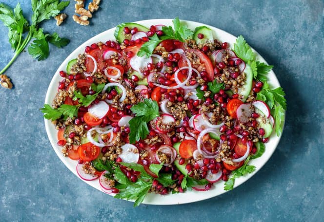 Agurk-og tomatsalat med valnøttdressing