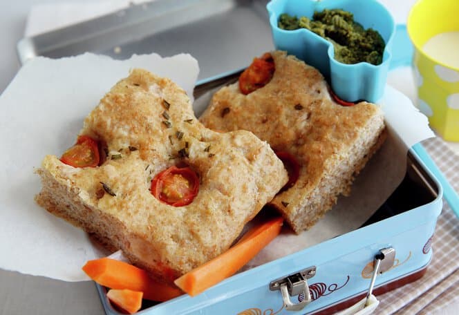 Grov focaccia med tomater