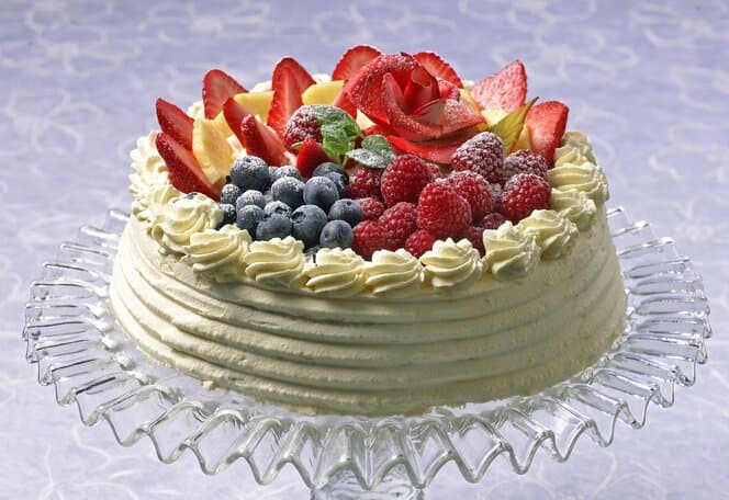 Kremkake med bær og frukt