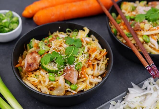 Asiatisk kyllingsalat med kål og agurk