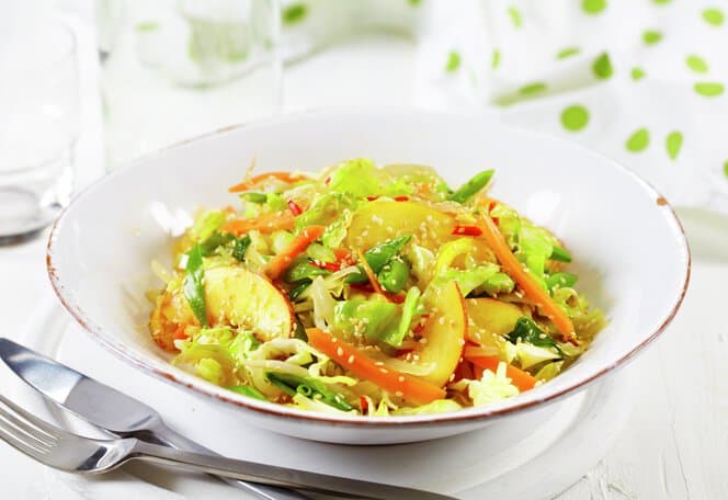 Wok med nykål, vårløk og fersken