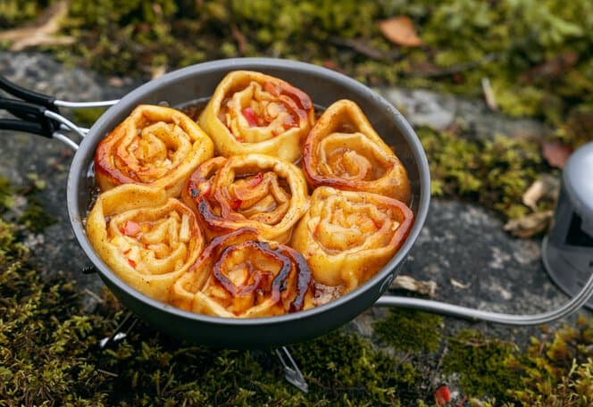 Kanelboller med eple på primus