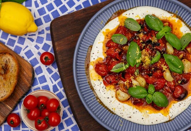 Pisket feta med ovnsbakte tomater og hvitløk