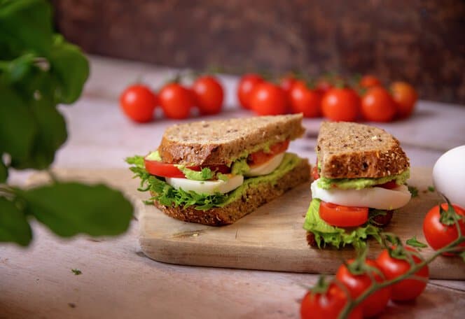 Sandwich med egg og tomat