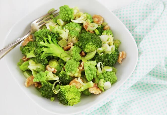 Brokkolisalat med romanesco og valnøtter