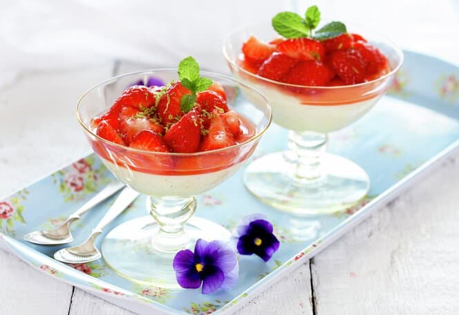 Sjokolademousse med limemarinerte jordbær