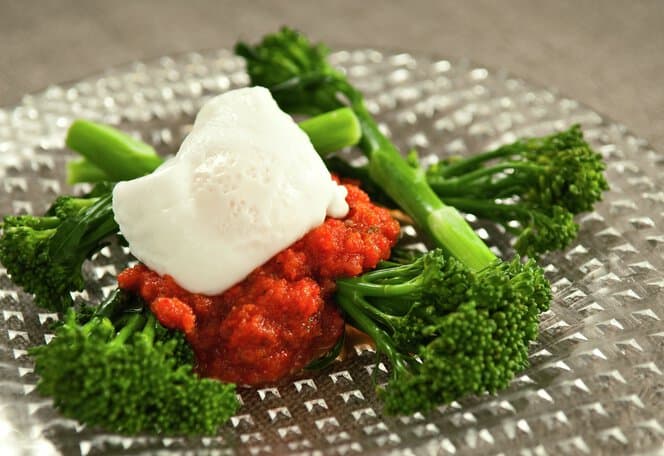 Brokkolini med rød paprikasaus og posjerte egg
