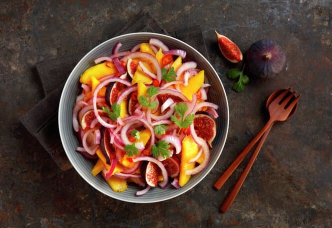Rødløk- og mangosalat med lime