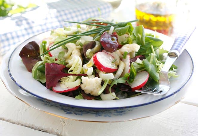 Blomkålsalat med reddik og stilkselleri