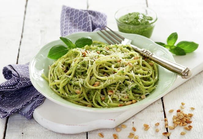 Hjemmelaget pesto med nykokt pasta