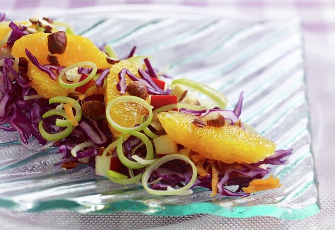 Rødkålsalat med epler, appelsin og nøtter