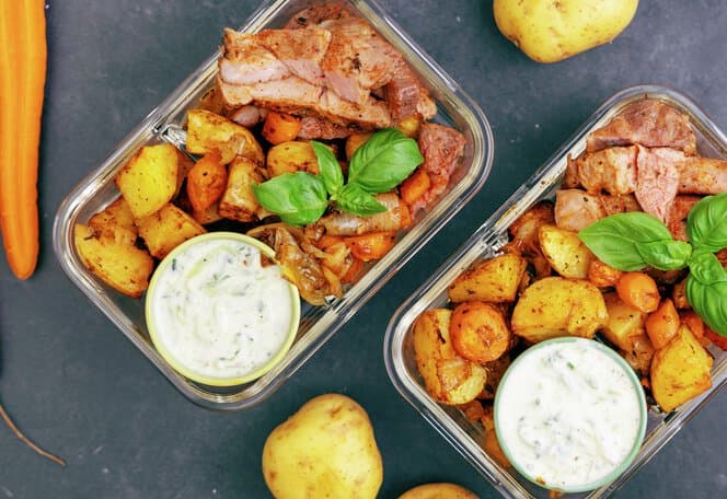 Ovnsbakte koteletter med grønnsaker og tzatziki