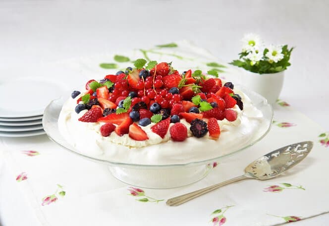 Pavlova med frukt og bær