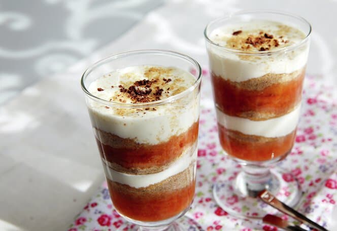 Tilslørte plommepiker med yoghurt