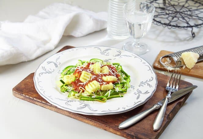 Gnocchi med tomatsaus og squashbånd