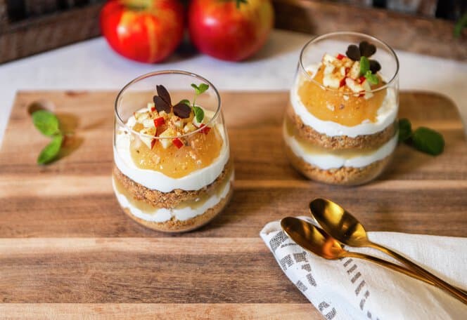 Tilslørte bondepiker med epler, rabarbra og yoghurt