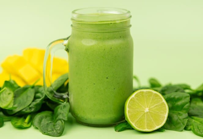 Grønn smoothie med spinat og mango