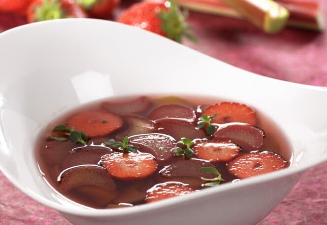 Rabarbrasuppe med jordbær og frisk mynte