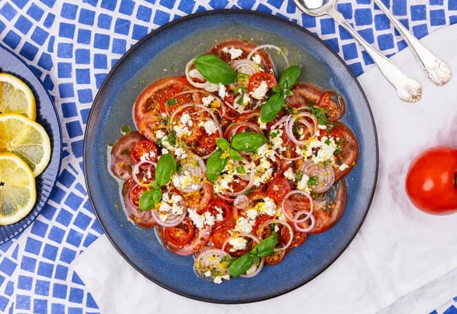 Tomatcarpaccio med syrlig vinaigrette