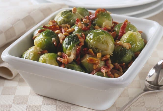 Rosenkål med bacon og pinjekjerner