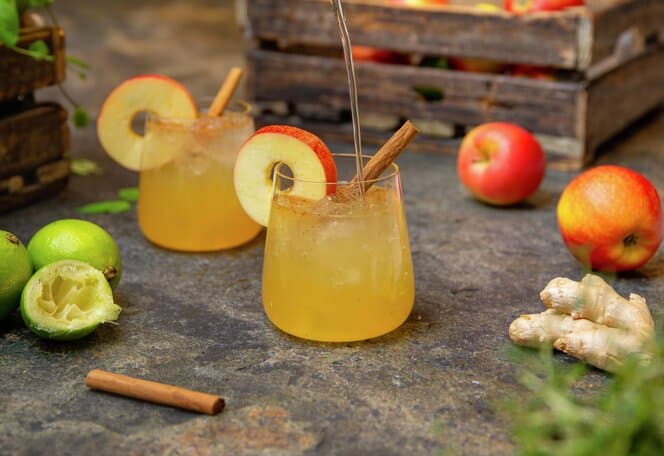 Julemocktail med eplejuice og ingefærshot