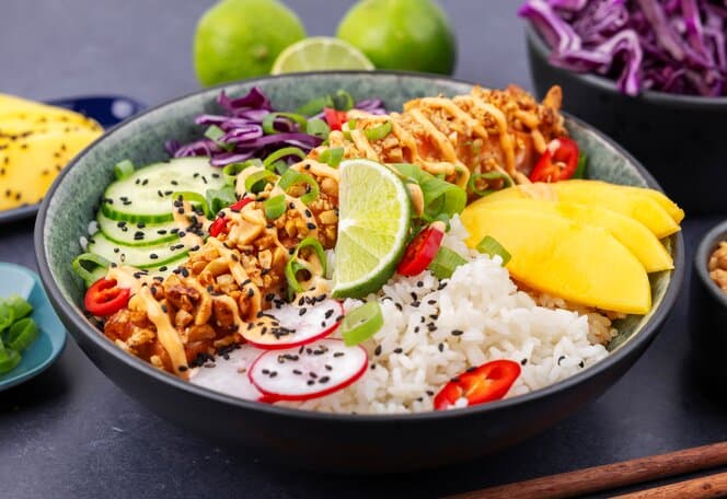 Bowl med peanøttpanert laks