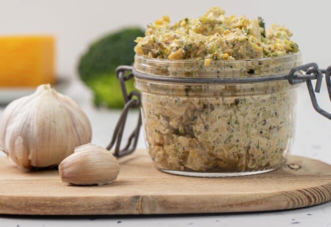 Kremet brokkolidip med cheddar