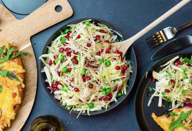 Kålsalat med vårløk til pizza