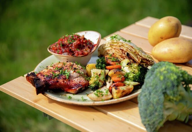 Sommerkoteletter med grilla salsa og grønnsaker