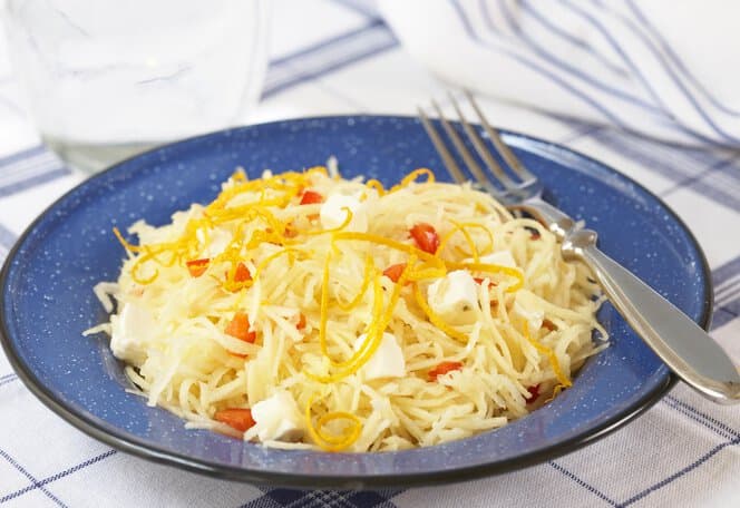 Kålrotsalat med eple og fetaost