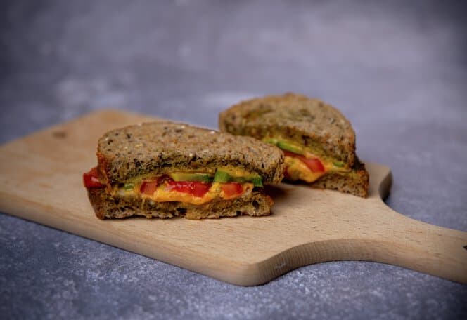 Ostesmørbrød med tomat og rødløk