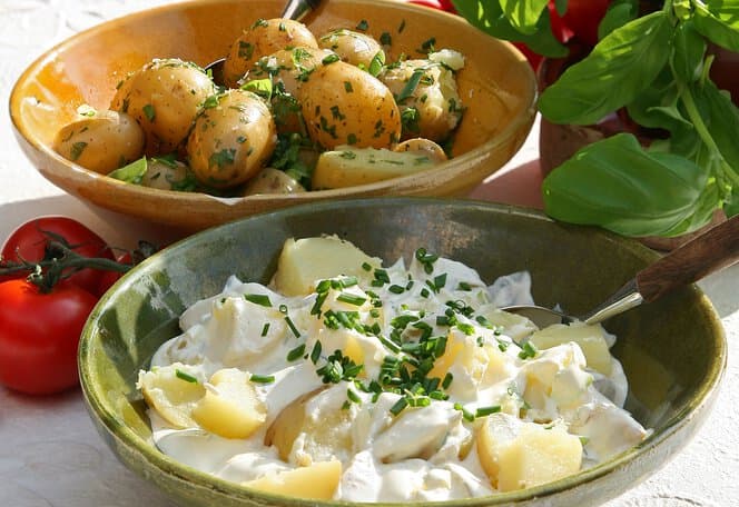 Lun potetsalat med friske urter og vinaigrette