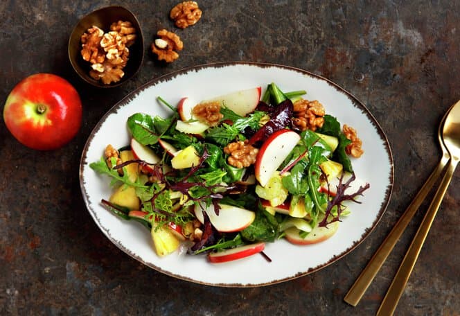 Salat med epler og valnøtter