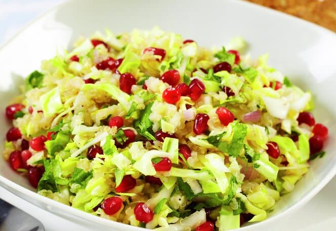 Nykålsalat med quinoa og granateple