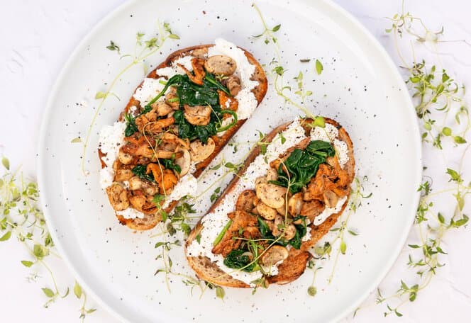 Toast med stekt sopp og ricotta