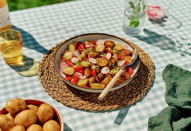 Grillet potetsalat med reddik og vårløk
