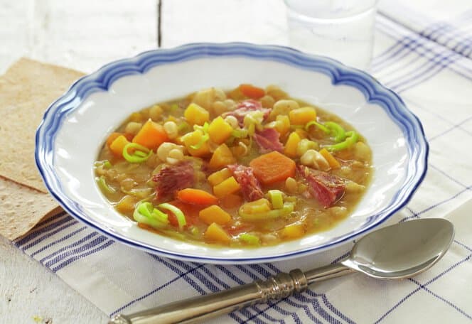 Ertesuppe med rotgrønnsaker