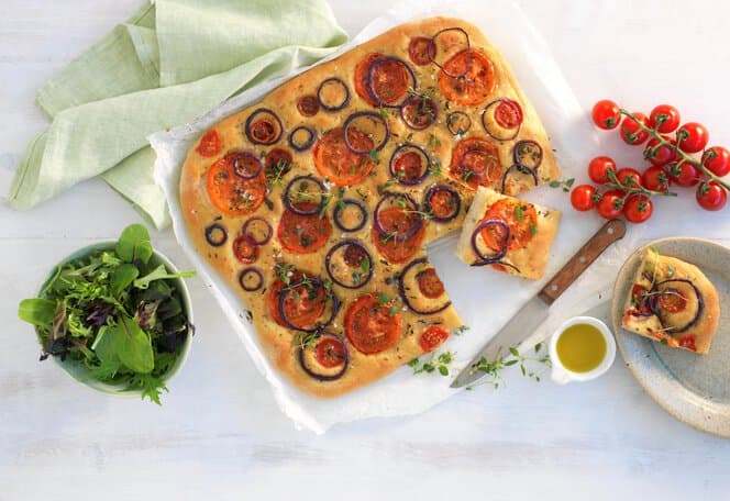 Focaccia med løk og tomat