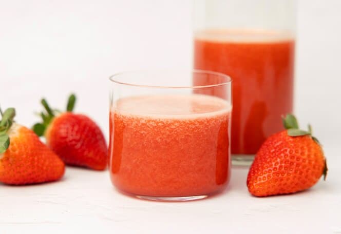 Juice med jordbær, eple og ingefær