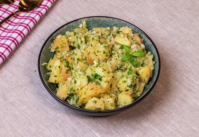 Lun potetsalat med urter