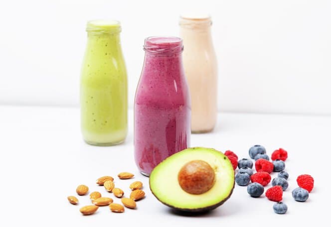 Frisk smoothie med mandler og avokado