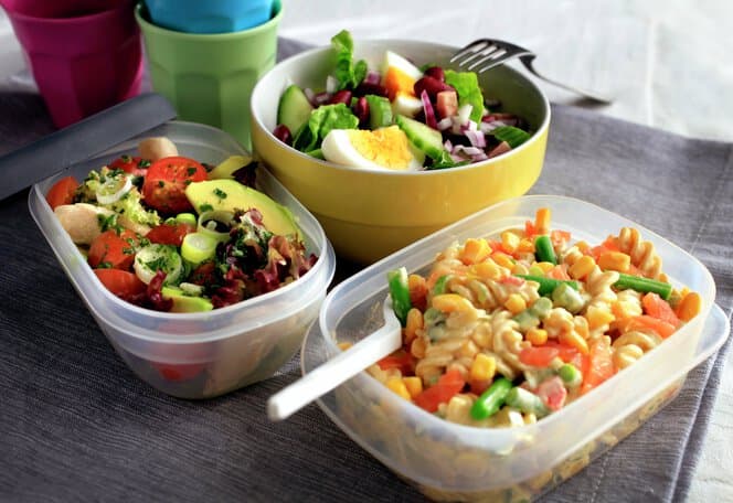 Skinkesalat med egg og røde bønner