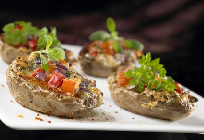 Bakte poteter med paprika, tomater og rødløk
