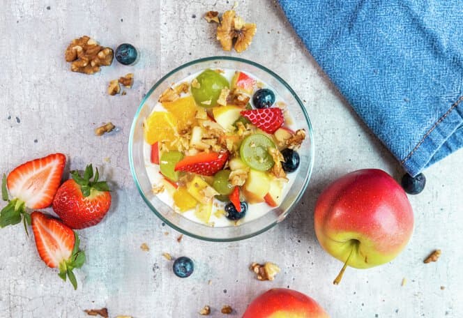 Frokost med yoghurt, frukt og bær