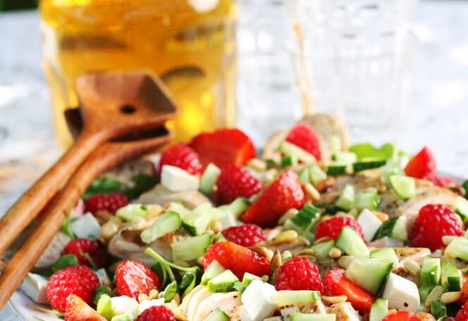 Salat med jordbær, bringebær og ruccula
