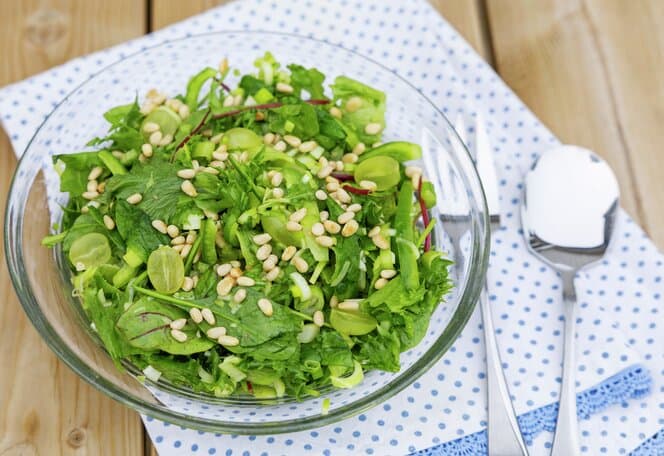 Grønn salat med søt sennepsdressing